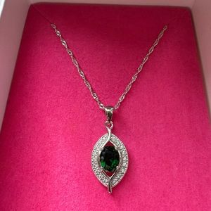 Emerald pendant necklace